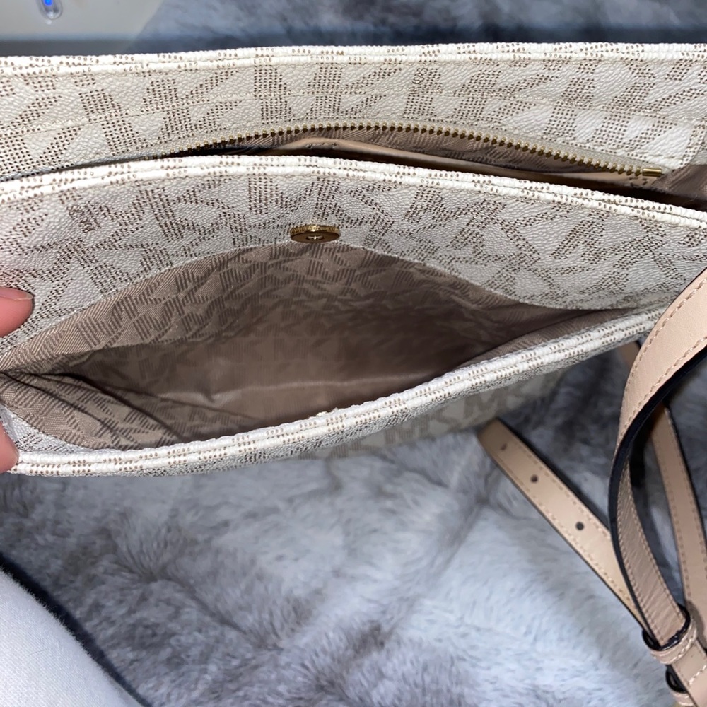 NWOT Michael Kors Crossbody Bag Vanilla Jet Set - Picture 5 of 5